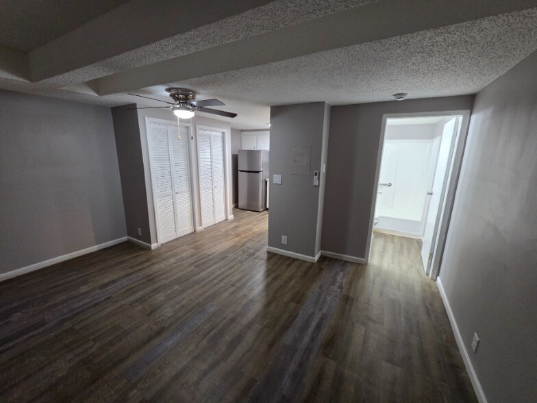 Building Photo - 734 N Country Acres Ave