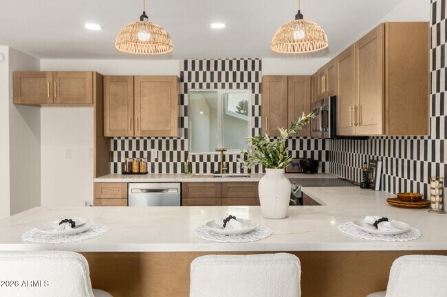 Building Photo - 516 E Greenway Dr