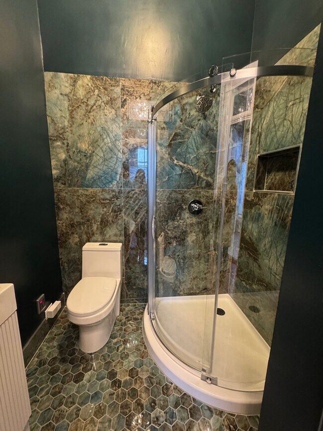 Building Photo - Spacious 4bed/ 3bath home located in the heart of Uptown - Partially furnished ***