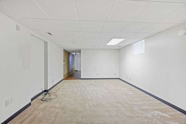 Building Photo - 28 E Hollister St