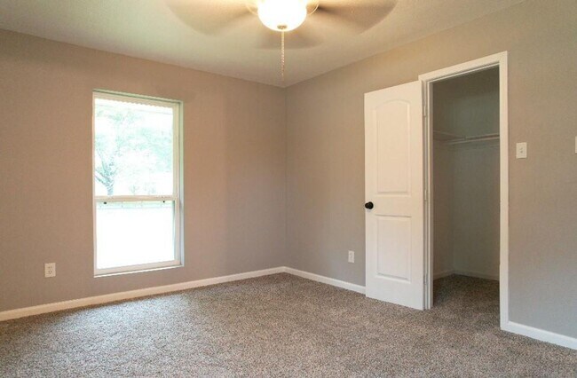 Building Photo - Splendora  Beauty on 2 Acres