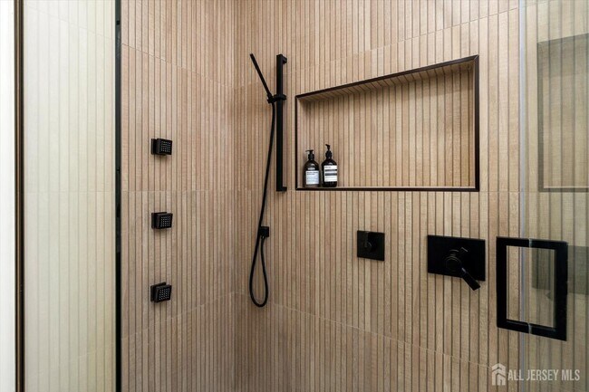 Building Photo - 11 Hamilton Dr