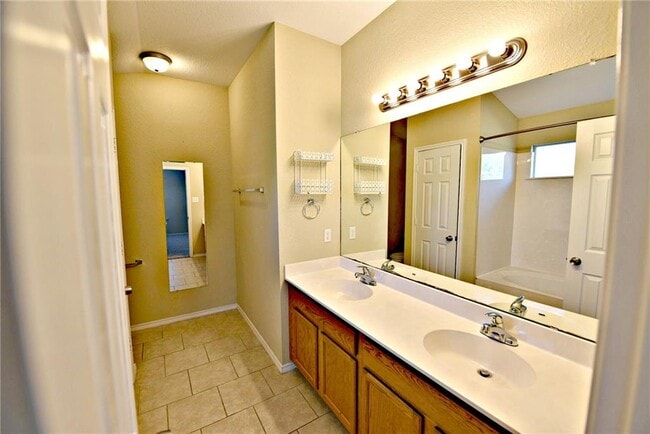 Building Photo - 1110 Henderson Dr