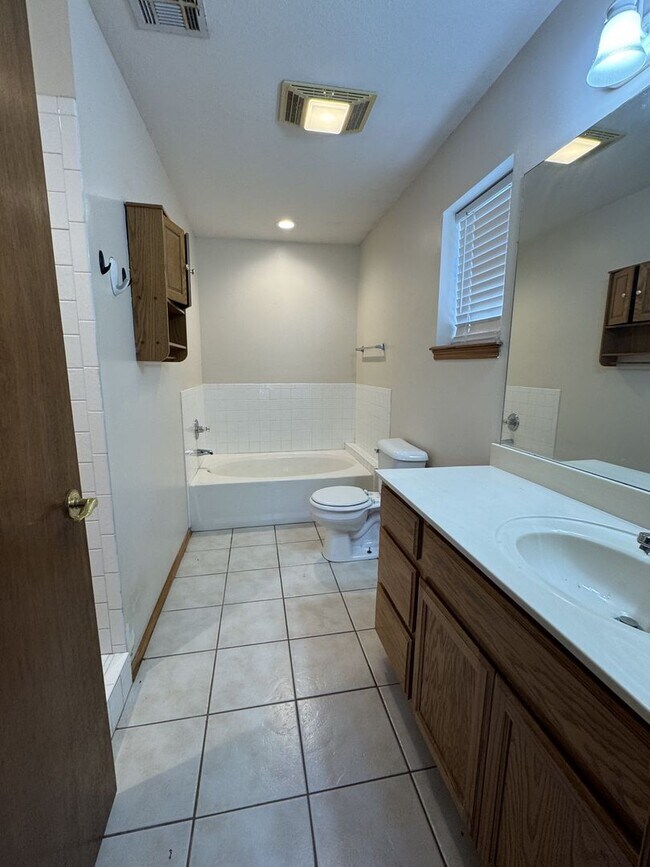 Building Photo - (3) Bed/(2) Bath in NE Norman w/ Safe Room!