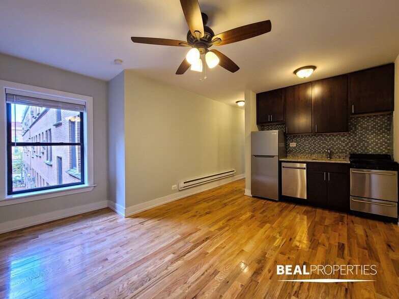 Building Photo - 819 W Cornelia Ave