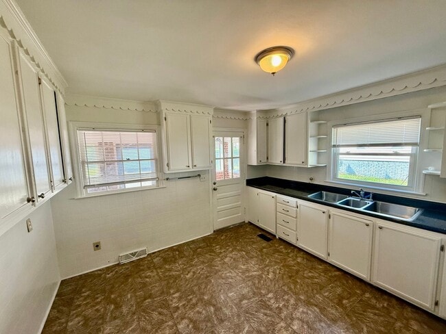 Building Photo - Three bedroom, 1.5 bath house in Burlington