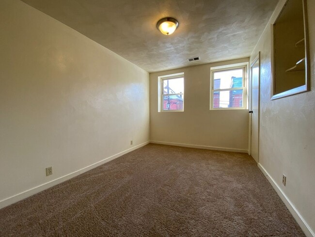 Building Photo - Cozy Two Bedroom Apartment in Oakland! On-Site Laundry & Air Conditioning! Call Now!
