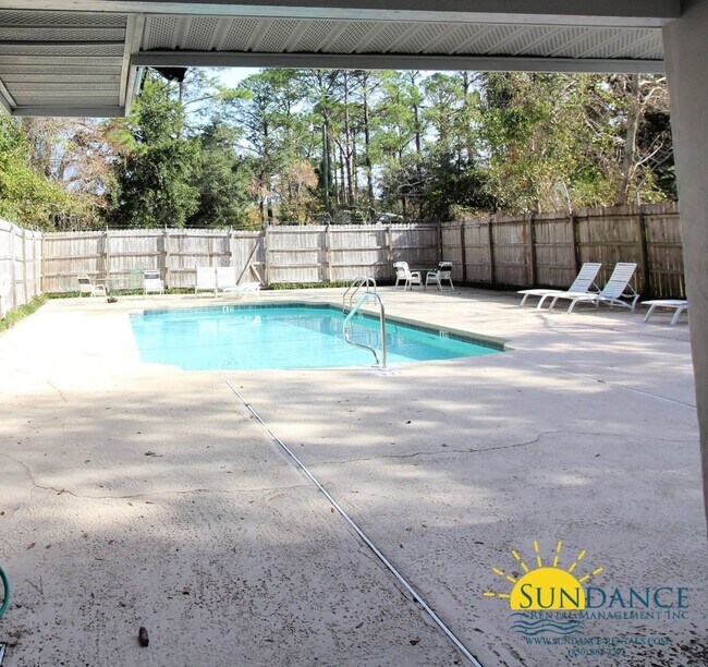 Building Photo - Charming 1BR Townhouse with Community Pool...