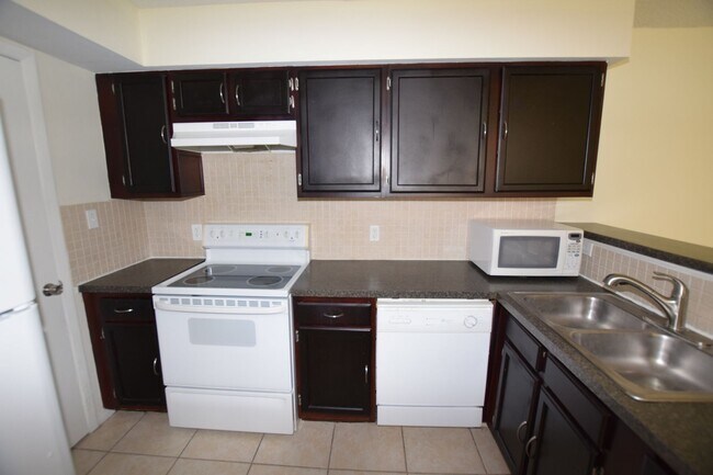 Building Photo - 2 Bedroom, 2 Bath Condo at 4627 Cason Cove...