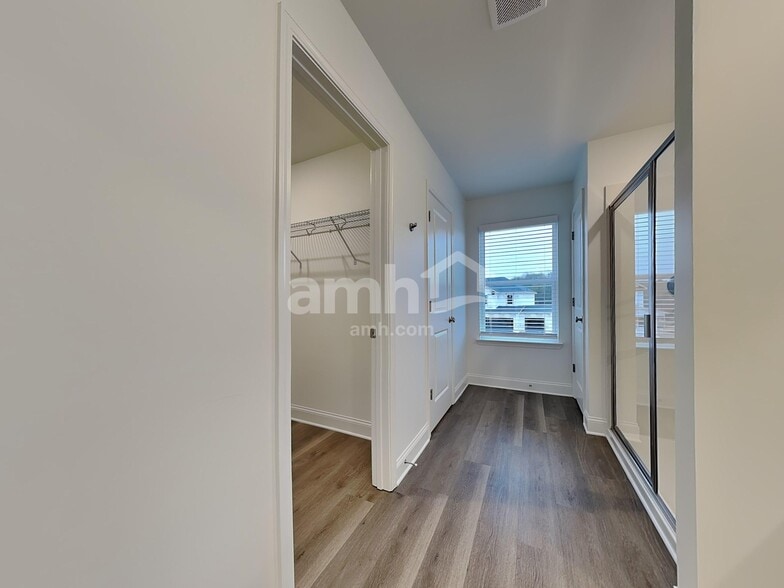 Building Photo - 430 Pointe Dr