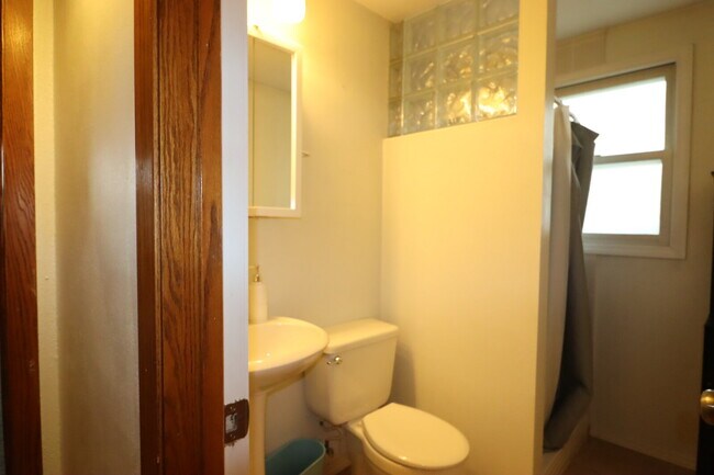Building Photo - "Spacious 4-Bedroom 2 Bath with Finished B...