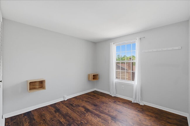 Building Photo - Updated 3BR / 2.5BA Townhome in Summit Chase – Over 1,900 Sq Ft with Deck & Fenced Patio!