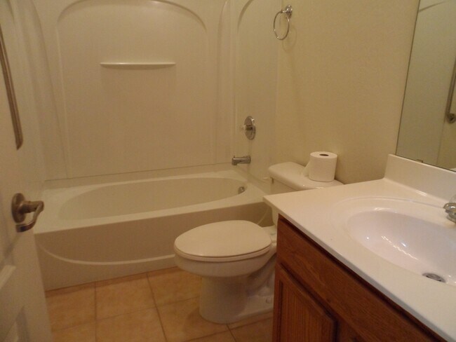 Building Photo - Great 3 Bedroom 2 Bath Home with Pool Service Included!