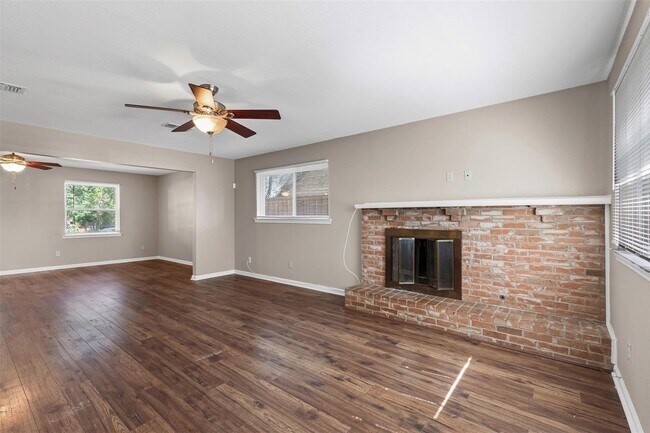 Building Photo - WELCOME TO OAK PARK ESTATES