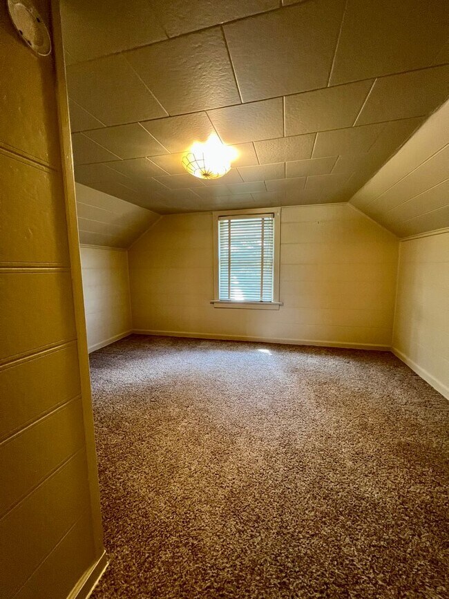 Building Photo - Country living home