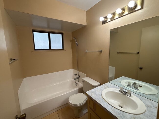 Building Photo - CHARMING 3 BEDROOM 2 BATHROOM SINGLE-STORY IN STOCKTON!