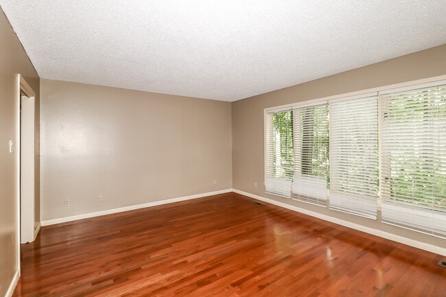 Building Photo - Beautiful 3 bedroom, 3 bath,  mother-in-law sweet with full kitchen in lower level.