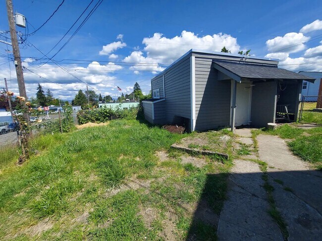 Building Photo - Charming Tacoma Home on a Peaceful Corner Lot!