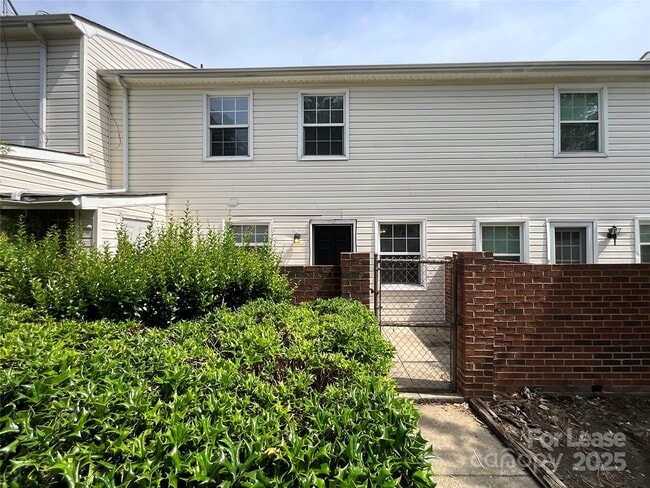 Building Photo - 8913 Hunter Ridge Dr