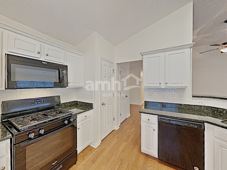 Building Photo - 558 The Blvd