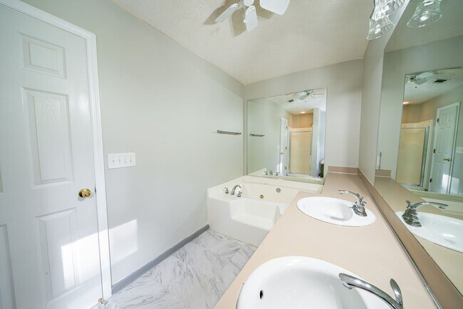 Building Photo - 3 bedroom 2 bath North Columbus