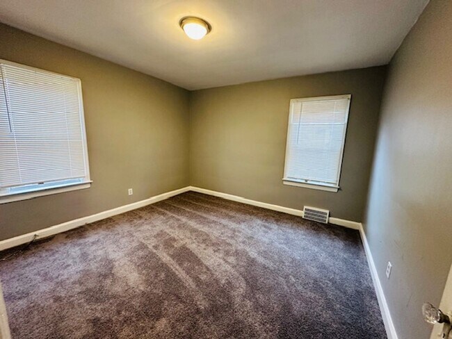 Building Photo - 3 Bedroom 1 Bath For Lease -Section 8 Ready