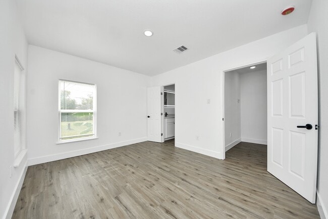 Building Photo - 1203 W 6th St