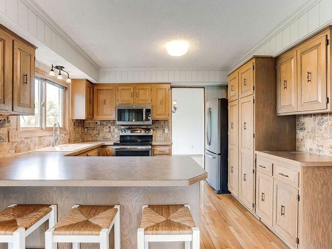 Building Photo - Spacious 4+ Bedroom with Vaulted Family Room, Fireplace, Panoramic Views, Bonus Room, Pets OK!