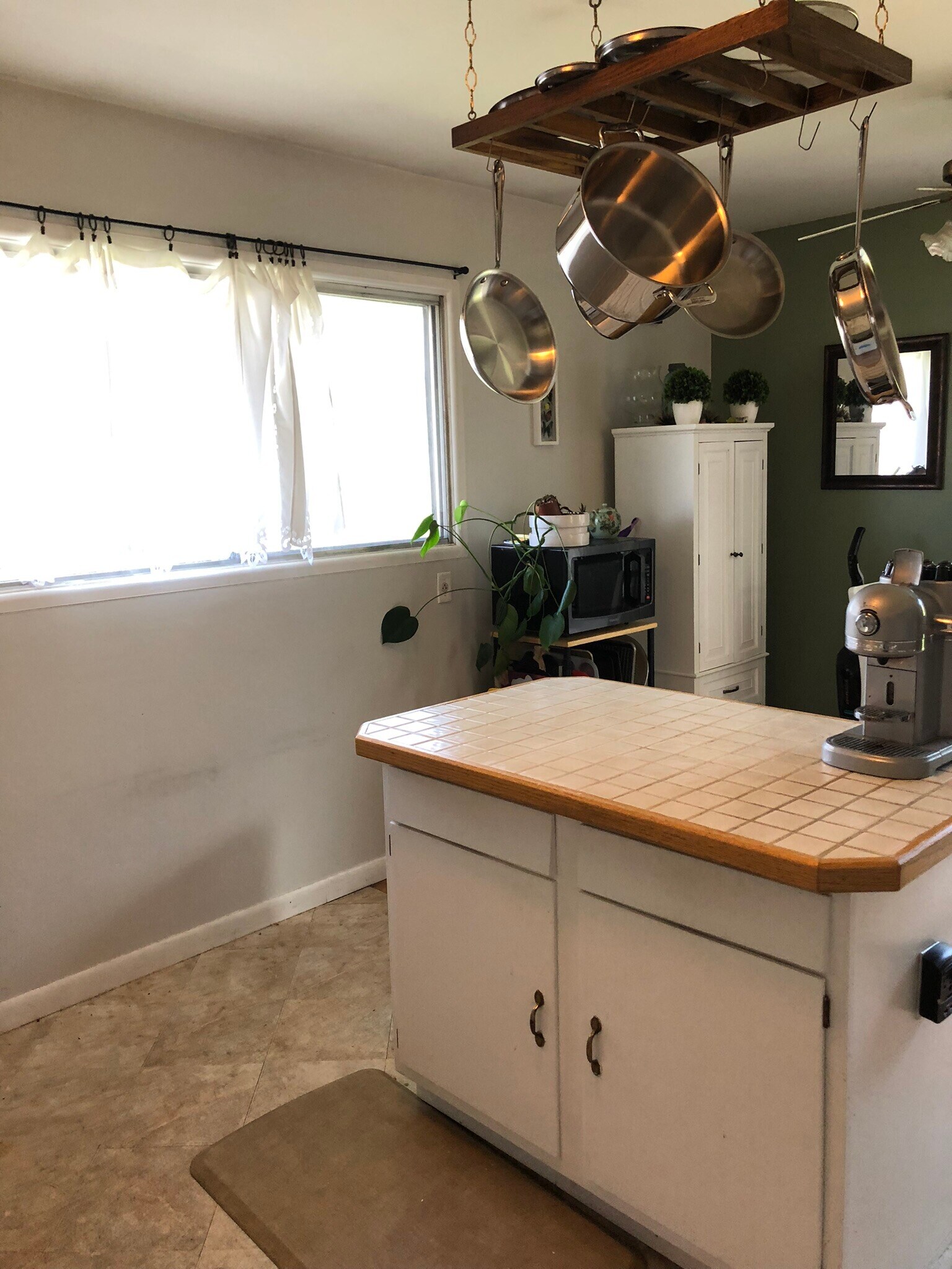 Kitchen Island - 463 Lawnview Cir