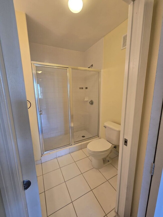 Building Photo - RESORT STYLE, BEAUTIFUL 2 BEDROOM AND 2 BATHROOMS ON THE TOP FLOOR