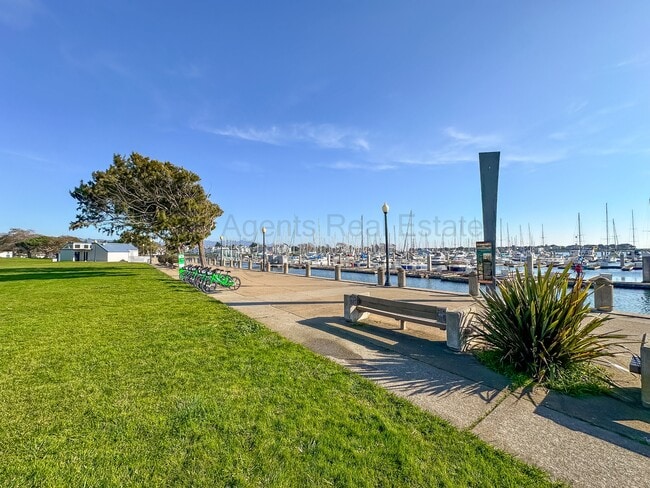 Building Photo - 13 Schooner Ct