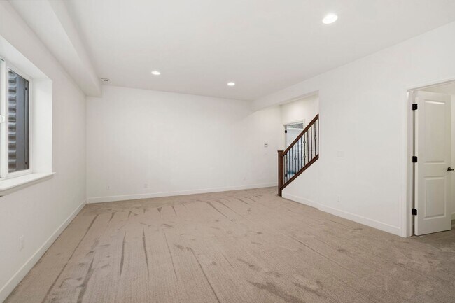 Building Photo - 4-Bed 3-Bed House