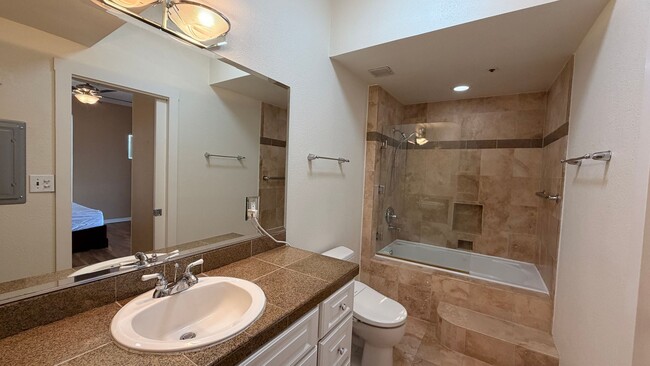 Building Photo - $500 Move in Special | 2 bed 2 bath Available in Downtown SJ!