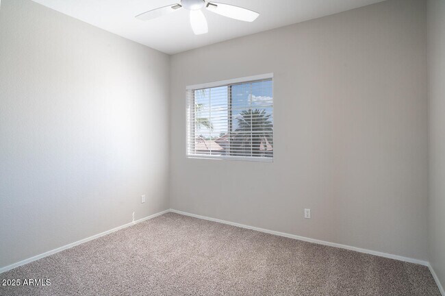 Building Photo - 2550 E Taro Ln