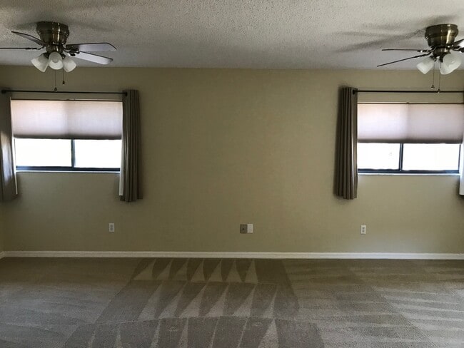 Building Photo - FABULOUS 3/2.5 Townhome In Wonderful Lake ...