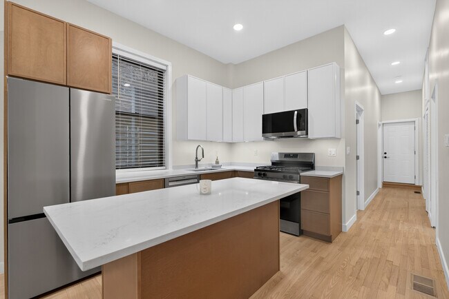 Building Photo - 2132 W Potomac Ave