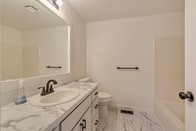 Building Photo - Updated Single Level Home with Large Fenced Yard