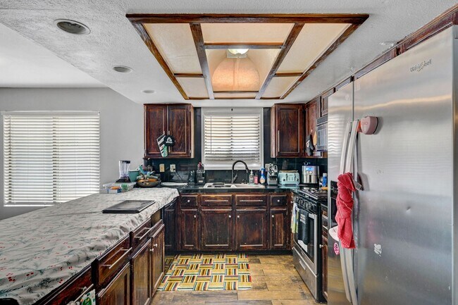 Building Photo - 3 bedroom home with pool!!