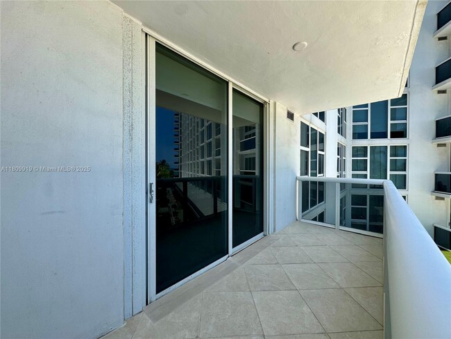 Building Photo - 10275 Collins Ave