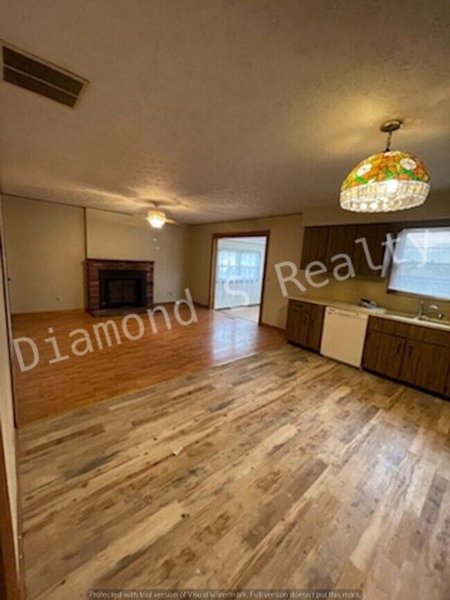 Building Photo - 3 Bedroom Home In Nice, Established Neighborhood