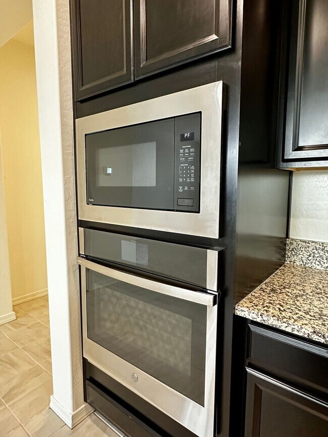 Building Photo - RECKER AND RAY MOVE IN READY 4 BEDROOM 2.5 BATHROOM HOME PERFECTLY LOCATED