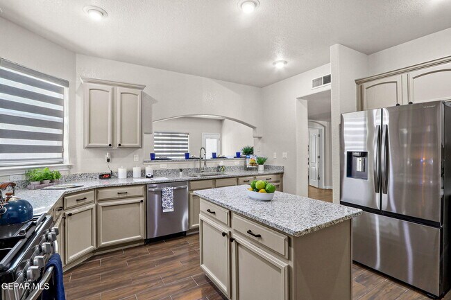 Building Photo - 3121 Tierra Paola Ln