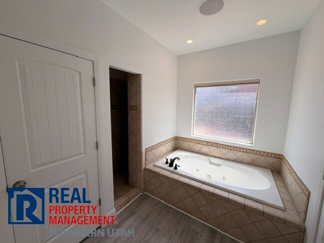 Building Photo - Legacy Townhome