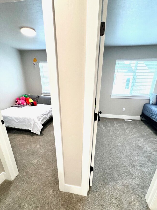 Building Photo - Peregrine Townhomes