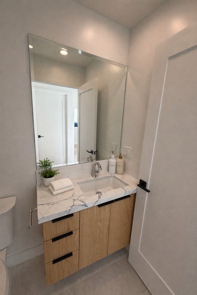 Building Photo - 6641 Glade Ave