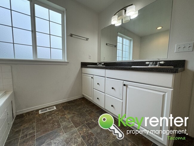 Building Photo - Incredible 3Bed/2.5Bath Pacific Home!