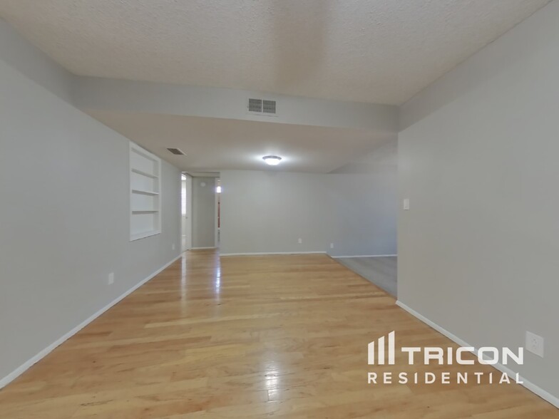 Building Photo - 4922 W Hatcher Rd