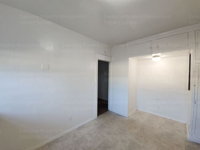 Building Photo - Move in ready. 3 bedrooms/ 1.5 bath, yard,...