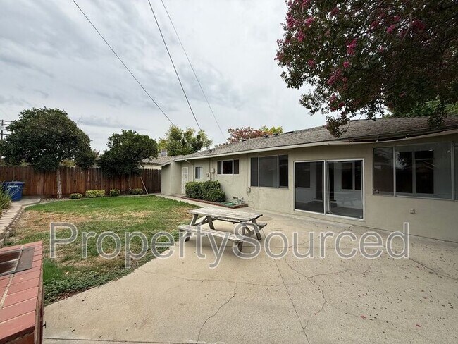 Building Photo - 1537 Maplewood Dr
