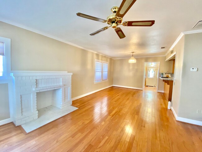 Building Photo - Adorable Home in Mid-town Sacramento!